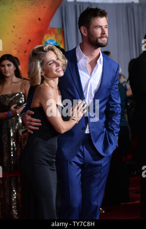 Warf Mitglied Chris Hemsworth und seine Frau, die Schauspielerin Elsa Pataky die Premiere des Sci - FI motion picture 'Thor: Ragnarök' am El Capitan Theatre in Hollywood" in Los Angeles am 10. Oktober 2017. Storyline: Thor ist auf der anderen Seite des Universums eingesperrt und findet sich selbst in einem Rennen gegen die Zeit zurück nach Asgard zu erhalten, Ragnarok, die Zerstörung seiner Heimatwelt und das Ende der Zivilisation Asgardian, in die Hände eines allmächtigen neue Bedrohung zu stoppen, die rücksichtslose Hela. Foto von Jim Ruymen/UPI Stockfoto