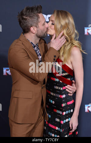 TV-Persönlichkeit und Schauspieler Chris Hardwick und seine Frau, die Schauspielerin Lydia Hearst Besuchen die Premiere des sci-fi-film 'Thor: Ragnarök' am El Capitan Theatre in Hollywood" in Los Angeles am 10. Oktober 2017. Storyline: Thor ist auf der anderen Seite des Universums eingesperrt und findet sich selbst in einem Rennen gegen die Zeit zurück nach Asgard zu erhalten, Ragnarok, die Zerstörung seiner Heimatwelt und das Ende der Zivilisation Asgardian, in die Hände eines allmächtigen neue Bedrohung zu stoppen, die rücksichtslose Hela. Foto von Jim Ruymen/UPI Stockfoto