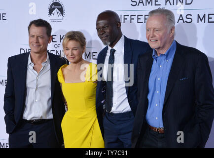 Darsteller Greg Kinnear, Renee Zellweger, Djimon Hounsou und Jon Voigt an der Premiere des Motion picture Drama ome Anders als Mich" an der Westwood Village Theater in Los Angeles am 12. Oktober 2017. Handlung: Auf der Grundlage der inspirierende wahre Geschichte der internationale Kunsthändler Ron Hall, der muss eine gefährliche Obdachlosen anzufreunden, um seine Ehe zu kämpfen, um seine Frau zu retten, eine Frau, deren Träume werden alle drei von ihnen auf dem Weg der ihr Leben zu führen. Foto von Jim Ruymen/UPI Stockfoto