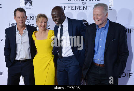 Darsteller Greg Kinnear, Renee Zellweger, Djimon Hounsou und Jon Voigt an der Premiere des Motion picture Drama ome Anders als Mich" an der Westwood Village Theater in Los Angeles am 12. Oktober 2017. Handlung: Auf der Grundlage der inspirierende wahre Geschichte der internationale Kunsthändler Ron Hall, der muss eine gefährliche Obdachlosen anzufreunden, um seine Ehe zu kämpfen, um seine Frau zu retten, eine Frau, deren Träume werden alle drei von ihnen auf dem Weg der ihr Leben zu führen. Foto von Jim Ruymen/UPI Stockfoto