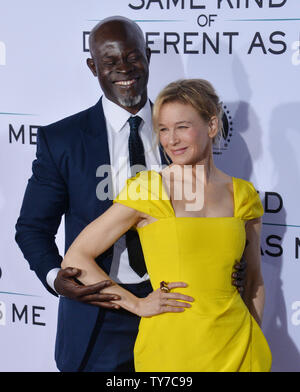 Darsteller Djimon Hounsou und Renee Zellweger an der Premiere des Motion picture Drama ome Anders als Mich" an der Westwood Village Theater in Los Angeles am 12. Oktober 2017. Handlung: Auf der Grundlage der inspirierende wahre Geschichte der internationale Kunsthändler Ron Hall, der muss eine gefährliche Obdachlosen anzufreunden, um seine Ehe zu kämpfen, um seine Frau zu retten, eine Frau, deren Träume werden alle drei von ihnen auf dem Weg der ihr Leben zu führen. Foto von Jim Ruymen/UPI Stockfoto