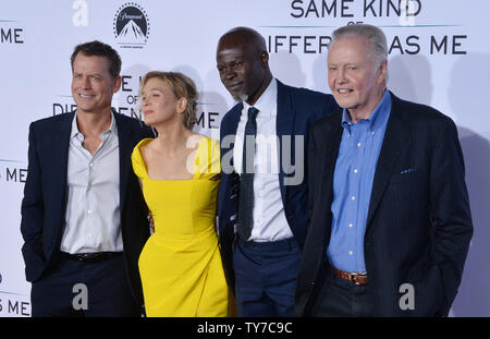 Darsteller Greg Kinnear, Renee Zellweger, Djimon Hounsou und Jon Voigt an der Premiere des Motion picture Drama ome Anders als Mich" an der Westwood Village Theater in Los Angeles am 12. Oktober 2017. Handlung: Auf der Grundlage der inspirierende wahre Geschichte der internationale Kunsthändler Ron Hall, der muss eine gefährliche Obdachlosen anzufreunden, um seine Ehe zu kämpfen, um seine Frau zu retten, eine Frau, deren Träume werden alle drei von ihnen auf dem Weg der ihr Leben zu führen. Foto von Jim Ruymen/UPI Stockfoto