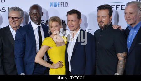 Direktor Michael Carney (5.-L) wird von Autor Ron Hall beigetreten und Darsteller Djimon Hounsou, Renee Zellweger, Greg Kinnear (Carney) und Jon Voigt (L-R) Während der Premiere des Motion picture Drama ome Anders als Mich" an der Westwood Village Theater in Los Angeles am 12. Oktober 2017. Handlung: Auf der Grundlage der inspirierende wahre Geschichte der internationale Kunsthändler Ron Hall, der muss eine gefährliche Obdachlosen anzufreunden, um seine Ehe zu kämpfen, um seine Frau zu retten, eine Frau, deren Träume werden alle drei von ihnen auf dem Weg der ihr Leben zu führen. Foto von Jim Ruymen/UPI Stockfoto