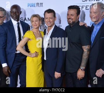 Direktor Michael Carney (4.-L) wird von Darsteller Djimon Hounsou, Renee Zellweger, Greg Kinnear (Carney) und Jon Voigt (L-R) Während der Premiere des Motion picture Drama ome Anders als Mich" trat im Westwood Village Theater in Los Angeles am 12. Oktober 2017. Handlung: Auf der Grundlage der inspirierende wahre Geschichte der internationale Kunsthändler Ron Hall, der muss eine gefährliche Obdachlosen anzufreunden, um seine Ehe zu kämpfen, um seine Frau zu retten, eine Frau, deren Träume werden alle drei von ihnen auf dem Weg der ihr Leben zu führen. Foto von Jim Ruymen/UPI Stockfoto