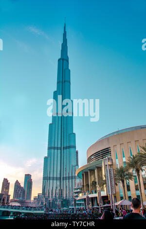 Downtown, Dubai, U. A. E, 3/16/2018, Abend geschossen vom höchsten Gebäude der Welt Burj Khalifa Dubai Mall Down Town, Wasser Brunnen, Platz in Dubai zu besuchen Stockfoto