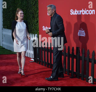 Darsteller Julianne Moore und George Clooney Besuchen die Premiere des Motion picture Krimi uburbicon' im Regency Dorf Theater im Westwood Abschnitt von Los Angeles am 22. Oktober 2017. Storyline: Suburbicon ist eine ruhige, idyllische Vorstadt Gemeinschaft mit erschwinglichen Wohnungen und gepflegten lawnsÉthe perfekter Ort, um eine Familie zu ernähren, und im Sommer 1959, die Lodge Familie tut genau das. Aber die ruhige Oberfläche verbirgt sich eine beunruhigende Realität, als Ehemann und Vater Gardner Lodge (Matt Damon) müssen Sie die townÕs underbelly von Verrat, Betrug und Gewalt. Dies ist Stockfoto