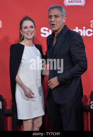 Darsteller Julianne Moore und George Clooney Besuchen die Premiere des Motion picture Krimi uburbicon' im Regency Dorf Theater im Westwood Abschnitt von Los Angeles am 22. Oktober 2017. Storyline: Suburbicon ist eine ruhige, idyllische Vorstadt Gemeinschaft mit erschwinglichen Wohnungen und gepflegten lawnsÉthe perfekter Ort, um eine Familie zu ernähren, und im Sommer 1959, die Lodge Familie tut genau das. Aber die ruhige Oberfläche verbirgt sich eine beunruhigende Realität, als Ehemann und Vater Gardner Lodge (Matt Damon) müssen Sie die townÕs underbelly von Verrat, Betrug und Gewalt. Dies ist Stockfoto