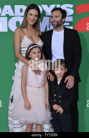 Warf Mitglied Alessandra Ambrosio Besuchen die Premiere des Motion picture Komödie 'Daddy Home 2' mit ihrem Ehemann Jamie Mazur und ihre Tochter Anja Mazur und Sohn Noah Mazue im Regency Dorf Theater im Westwood Abschnitt von Los Angeles am 5. November 2017. Storyline: Brad und staubigen müssen mit ihrer aufdringlichen Väter beschäftigen während der Feiertage. Foto von Jim Ruymen/UPI Stockfoto