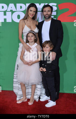 Warf Mitglied Alessandra Ambrosio Besuchen die Premiere des Motion picture Komödie 'Daddy Home 2' mit ihrem Ehemann Jamie Mazur und ihre Tochter Anja Mazur und Sohn Noah Mazue im Regency Dorf Theater im Westwood Abschnitt von Los Angeles am 5. November 2017. Storyline: Brad und staubigen müssen mit ihrer aufdringlichen Väter beschäftigen während der Feiertage. Foto von Jim Ruymen/UPI Stockfoto