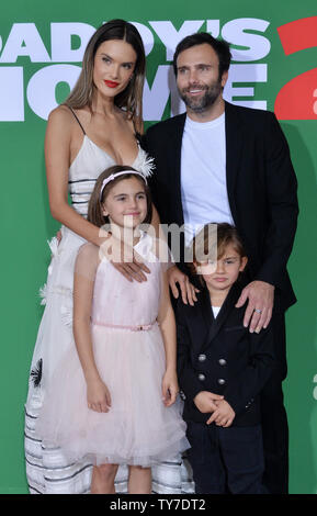 Warf Mitglied Alessandra Ambrosio Besuchen die Premiere des Motion picture Komödie 'Daddy Home 2' mit ihrem Ehemann Jamie Mazur und ihre Tochter Anja Mazur und Sohn Noah Mazue im Regency Dorf Theater im Westwood Abschnitt von Los Angeles am 5. November 2017. Storyline: Brad und staubigen müssen mit ihrer aufdringlichen Väter beschäftigen während der Feiertage. Foto von Jim Ruymen/UPI Stockfoto