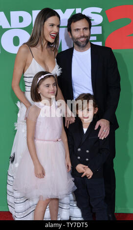 Warf Mitglied Alessandra Ambrosio Besuchen die Premiere des Motion picture Komödie 'Daddy Home 2' mit ihrem Ehemann Jamie Mazur und ihre Tochter Anja Mazur und Sohn Noah Mazue im Regency Dorf Theater im Westwood Abschnitt von Los Angeles am 5. November 2017. Storyline: Brad und staubigen müssen mit ihrer aufdringlichen Väter beschäftigen während der Feiertage. Foto von Jim Ruymen/UPI Stockfoto