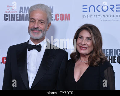 American Cinematheque-Vorsitzender Rick Nicita und Produzentin Paula Wagner kommen für die 31. jährliche American Cinematheque Awards Gala im Beverly Hilton Hotel in Beverly Hills, Kalifornien am 10. November 2017. Schauspielerin Amy Adams wurde als einen außergewöhnlichen Künstler in der Unterhaltung Industrie derzeit leisten sie einen wesentlichen Beitrag zur Kunst des bewegten Bildes geehrt. Foto von Jim Ruymen/UPI Stockfoto