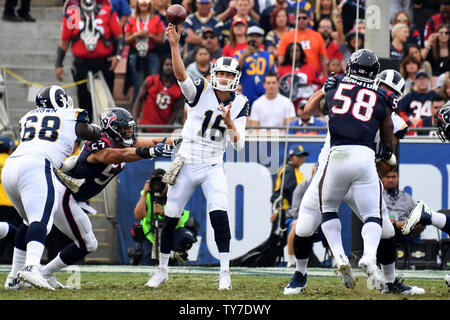 Los Angeles Rams' Todd Gurley Pässe gegen die Houston Texans im LA Coliseum in Los Angeles, Kalifornien am 12. November 2017. Foto von Jon SooHoo/UPI. Stockfoto