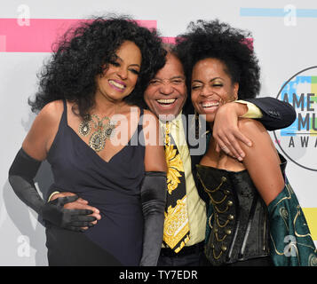 Sängerin und Schauspielerin Diana Ross und Berry Gordy erscheinen Backstage mit ihrer Tochter Rhonda Ross Kendrick während der jährlichen American Music Awards bei Microsoft Theater in Los Angeles statt, am 19. November 2017. Foto von Jim Ruymen/UPI Stockfoto