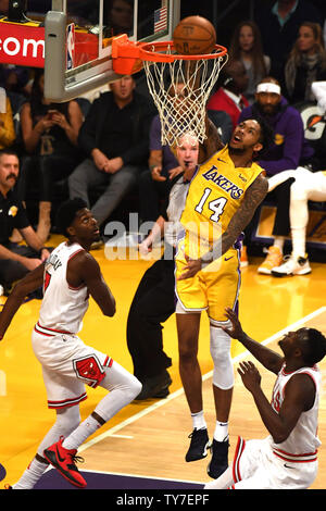 Lakers vorwärts Brandon Ingram (14) dunks über Stiere guard Jerian Grant im Staples Center in Los Angeles, 21. November 2017. Foto von Jon SooHoo/UPI Stockfoto