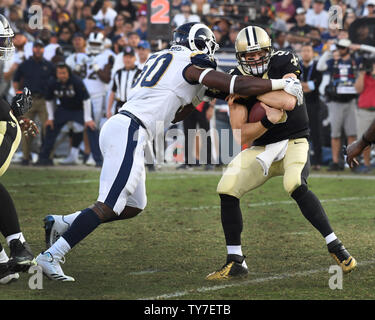 Rams linebacker Samson Ebukam (L) Säcke Saints Quarterback Drew Brees (R) in Los Angeles, 26. November 2017. Foto von Jon SooHoo/UPI Stockfoto