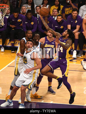 Lakers vorwärts Brandon Ingram (14) schießt über Krieger Zaza Pachulia im Staples Center in Los Angeles, November 29, 2017. Foto von Jon SooHoo/UPI Stockfoto