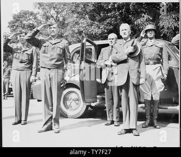 L bis R: Unbekannter Offizier, Generalmajor Floyd Parks, Kommandierender General, Berlin, Bezirk, John J. McCloyd, Stellvertretender Sekretär des Krieges, Henry Stimson, Sekretär des Krieges, und Gen. George S. Patton salute wie der 2. gepanzerten Abteilung Band spielt Gruß zu den Allgemein bei einer Überprüfung der Division in Berlin, Deutschland während der Potsdamer Konferenz. Stockfoto