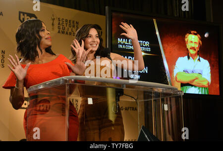 Schauspielerinnen Niecy Nash (L) und Olivia Munn verkünden Nominierungen auf der Bühne für die 24. jährlichen SAG Awards im Pacific Design Center in West Hollywood, Kalifornien am 13. Dezember 2017. Die Gewinner werden bei einer Liveübertragung am Sonntag, den 21. Januar angekündigt werden. Foto von Jim Ruymen/UPI Stockfoto