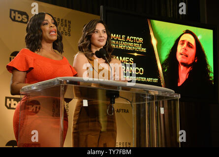 Schauspielerinnen Niecy Nash (L) und Olivia Munn verkünden Nominierungen auf der Bühne für die 24. jährlichen SAG Awards im Pacific Design Center in West Hollywood, Kalifornien am 13. Dezember 2017. Die Gewinner werden bei einer Liveübertragung am Sonntag, den 21. Januar angekündigt werden. Foto von Jim Ruymen/UPI Stockfoto