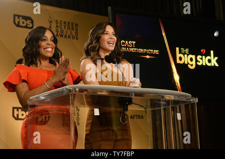 Schauspielerinnen Niecy Nash (L) und Olivia Munn verkünden Nominierungen auf der Bühne für die 24. jährlichen SAG Awards im Pacific Design Center in West Hollywood, Kalifornien am 13. Dezember 2017. Die Gewinner werden bei einer Liveübertragung am Sonntag, den 21. Januar angekündigt werden. Foto von Jim Ruymen/UPI Stockfoto