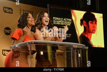 Schauspielerinnen Niecy Nash (L) und Olivia Munn verkünden Nominierungen auf der Bühne für die 24. jährlichen SAG Awards im Pacific Design Center in West Hollywood, Kalifornien am 13. Dezember 2017. Die Gewinner werden bei einer Liveübertragung am Sonntag, den 21. Januar angekündigt werden. Foto von Jim Ruymen/UPI Stockfoto