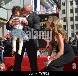 Schauspieler Dwayne Johnson alias "The Rock" von seiner Frau Lauren Hashian und ihre Tochter Jasmin Johnson während einer enthüllungsfeier Johnson ehrt mit dem 2.624 th Stern auf dem Hollywood Walk of Fame ist in Los Angeles am 13. Dezember 2017. Foto von Jim Ruymen/UPI Stockfoto