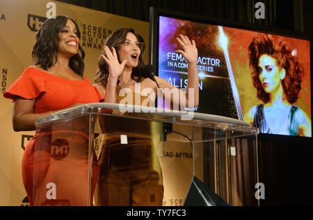 Schauspielerinnen Niecy Nash (L) und Olivia Munn verkünden Nominierungen auf der Bühne für die 24. jährlichen SAG Awards im Pacific Design Center in West Hollywood, Kalifornien am 13. Dezember 2017. Die Gewinner werden bei einer Liveübertragung am Sonntag, den 21. Januar angekündigt werden. Foto von Jim Ruymen/UPI Stockfoto