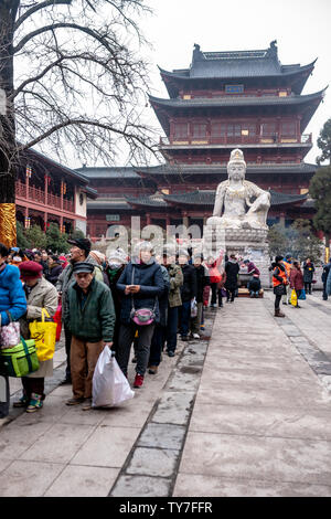 Jedes Jahr an der Laba Festival, die Bürgerinnen und Bürger in Nanjing zu den Pilu Tempel zum Trinken kommen Laba porridge kostenlos von den Mönchen freigegeben. Ich kam zu dem Pilu Tempel am frühen Morgen. Die Bürger der Pilu Tempel kommen Brei zu trinken haben sich lange Warteschlangen gesäumt. Es gibt mehr als 30 Zutaten für Laba porridge im Pilu Tempel, der sehr lecker ist. Es ist wirklich der Duft von 10.000 Laba porridge schwebend zwischen Himmel und Erde. Stockfoto