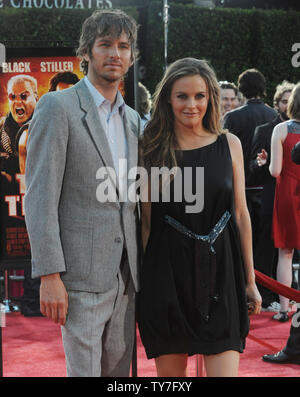 Schauspielerin Alicia Silverstone und Christopher Jarecki nehmen an der 2003 Premiere von "Tropic Thunder" in Los Angeles in dieser Datei Foto. Silverstone hat offiziell für Scheidung vom Ehemann Christopher Jarecki nach über zwei Jahren getrennt werden. Die "Clueless" Stern zitiert unvereinbare Unterschiede als Ursache für ihre Spalte, entsprechend TMZ. Silverstone und jarecki gebunden der Knoten im Jahr 2005 nach acht Jahren zusammen und sieben Jahre alten Sohn namens Tragen Blu haben. Foto von Jim Ruymen/UPI Stockfoto