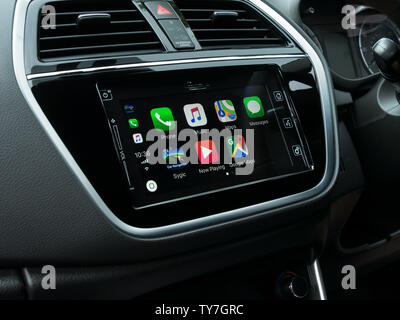 IOS 12 Apple CarPlay Startseite Menü auf Bosch im Armaturenbrett Satnav infotainment Head Unit in Suzuki S-Cross SX4 Fahrzeug. Stockfoto