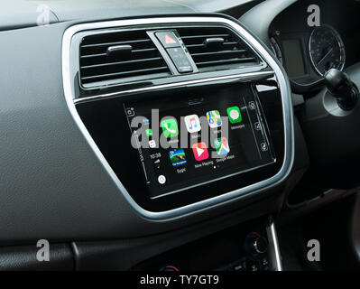 IOS 12 Apple CarPlay Startseite Menü auf Bosch im Armaturenbrett Satnav infotainment Head Unit in Suzuki S-Cross SX4 Fahrzeug. Stockfoto