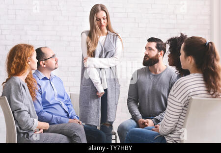 Problematisch Frau im Gespräch mit Unterstützung der Gruppe über ihre Probleme Stockfoto