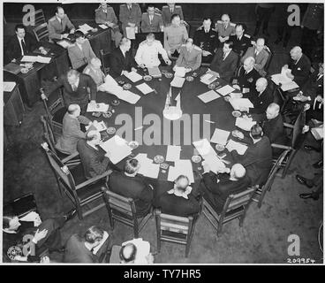 Letzte Sitzung der Potsdamer Konferenz in Potsdam, Deutschland. Rund um die Konferenz Tisch sitzen, Präsident Harry S. Truman ist auf der rechten Seite der Tabelle. Außenminister James Byrnes ist die rechte Hand des Präsidenten sitzen. Adm. William Leahy ist zur Rechten des Herrn Byrnes sitzt. Generalissiimo Josef Stalin der Sowjetunion an der Spitze der Tabelle. Wjatscheslaw Molotow, sowjetischen Außenminister ist an die von Premierminister Stalin im Foto links sitzt. Der britische Premierminister Clement Attlee befindet sich an der unteren linken Seite der Tabelle im Foto. Stockfoto