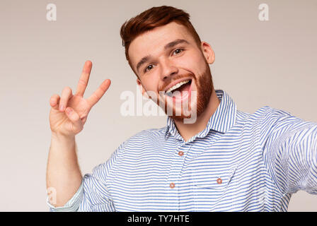 Junge tausendjährigen man V Übersicht - Zeichen und selfie Stockfoto