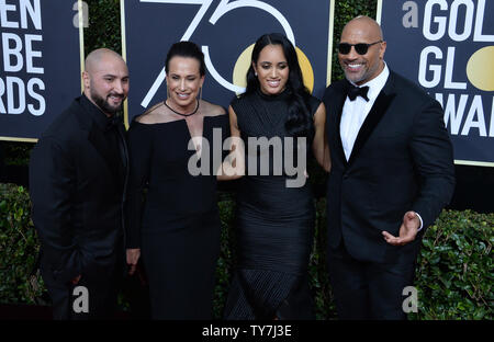 Dave Rienzi, Produzent Dany Garcia, 2018 Golden Globe Botschafter Simone Garcia Johnson und Schauspieler Dwayne Johnson nehmen an der 75. jährlichen Golden Globe Awards im Beverly Hilton Hotel in Beverly Hills, Kalifornien am 7. Januar 2018. Foto von Jim Ruymen/UPI Stockfoto