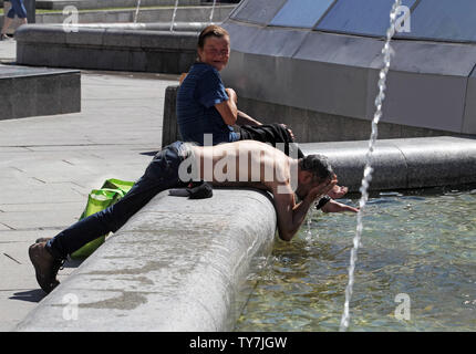 Kiew, Ukraine. 25. Juni 2019. Ein Mann taucht seine Kopf in einem Brunnen in einem heißen sonnigen Wetter in Kiew. Die Temperaturen in der ukrainischen Hauptstadt ist 28 C (82,4 F) am Dienstag. Credit: SOPA Images Limited/Alamy leben Nachrichten Stockfoto