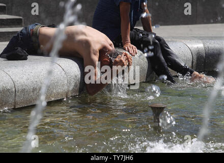 Kiew, Ukraine. 25. Juni 2019. Ein Mann taucht seine Kopf in einem Brunnen in einem heißen sonnigen Wetter in Kiew. Die Temperaturen in der ukrainischen Hauptstadt ist 28 C (82,4 F) am Dienstag. Credit: SOPA Images Limited/Alamy leben Nachrichten Stockfoto