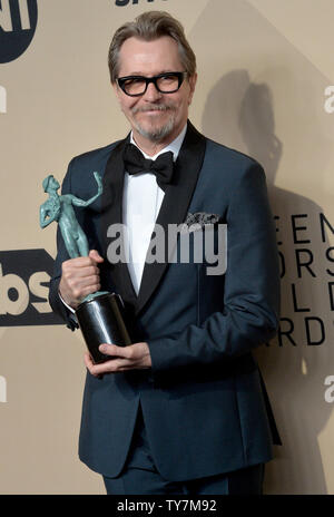 Gary Oldman erscheint Backstage mit dem Award für herausragende Leistungen von einem männlichen Schauspieler in einer Hauptrolle für 'Darkest Stunde", bei der der 24. jährliche SAG Awards im Shrine Auditorium in Los Angeles am 21. Januar 2018. Die Screen Actors Guild Awards werden live auf TNT und TBS ausgestrahlt werden. Foto von Jim Ruymen/UPI Stockfoto