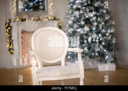 Klassische Weihnachten Innenraum Tannenbaum geschmückt. Weihnachtsbaum mit Gold Dekorationen. Modernes weißes klassisches Interieur design apartment Stockfoto