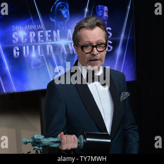 Gary Oldman erscheint Backstage mit dem Award für herausragende Leistungen von einem männlichen Schauspieler in einer Hauptrolle für 'Darkest Stunde", bei der der 24. jährliche SAG Awards im Shrine Auditorium in Los Angeles am 21. Januar 2018. Die Screen Actors Guild Awards werden live auf TNT und TBS ausgestrahlt werden. Foto von Jim Ruymen/UPI Stockfoto