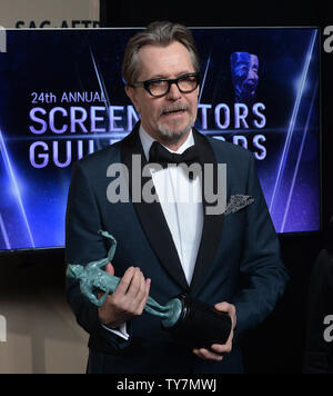 Gary Oldman erscheint Backstage mit dem Award für herausragende Leistungen von einem männlichen Schauspieler in einer Hauptrolle für 'Darkest Stunde", bei der der 24. jährliche SAG Awards im Shrine Auditorium in Los Angeles am 21. Januar 2018. Die Screen Actors Guild Awards werden live auf TNT und TBS ausgestrahlt werden. Foto von Jim Ruymen/UPI Stockfoto