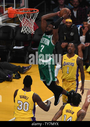 Celtics guard Jaylen Braun dunks über Lakers Julius Randle im Staples Center in Los Angeles, 23. Januar 2018. Foto von Jon SooHoo/UPI Stockfoto