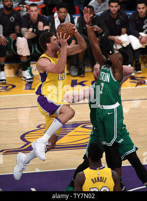 Lakers Brook Lopez schießt über Celtics guard Jaylen Braun bei Staples Center in Los Angeles, 23. Januar 2018. Foto von Jon SooHoo/UPI Stockfoto