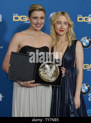 Regisseur Greta Gerwig (L), Empfänger der Nominierung Medaillon für herausragende Leistungen in Film als Regisseur für "Lady Bird' und warf Mitglied Saoirse Ronan erscheinen Backstage in der Presse während der 70. jährlichen Directors Guild of America Awards im Beverly Hilton Hotel in Beverly Hills, Kalifornien am 3. Februar 2018. Foto von Jim Ruymen/UPI Stockfoto