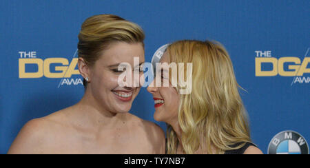 Regisseur Greta Gerwig (L), Empfänger der Nominierung Medaillon für herausragende Leistungen in Film als Regisseur für "Lady Bird' und warf Mitglied Saoirse Ronan erscheinen Backstage in der Presse während der 70. jährlichen Directors Guild of America Awards im Beverly Hilton Hotel in Beverly Hills, Kalifornien am 3. Februar 2018. Foto von Jim Ruymen/UPI Stockfoto