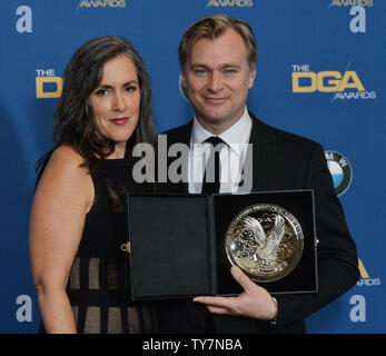 Regisseur Christopher Nolan (R), Empfänger der Nominierung Medaillon für herausragende Leistungen in Film als Regisseur für "unkirk' und seine Frau, Produzentin Emma Thomas erscheinen Backstage in der Presse während der 70. jährlichen Directors Guild of America Awards im Beverly Hilton Hotel in Beverly Hills, Kalifornien am 3. Februar 2018. Foto von Jim Ruymen/UPI Stockfoto