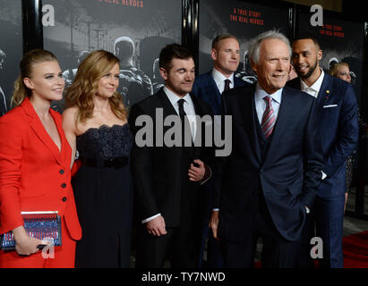 Regisseur/Produzent Clint Eastwood wird durch Darsteller Jeanne Goursaud und Jenna Fischer beigetreten und Helden der ehemalige US-nationalen Scots Guards, Alek Skarlatos, ehemaliger US Air Force staff sergeant Spencer Stein und Anthony Sadler (L - R) die Premiere des historischen Thriller "Die 15:17 bis Paris" bei Warner Bros Studios in Burbank, Kalifornien am Februar 5, 2018 teilnehmen. Handlung: drei Amerikaner reisen durch Europa vereiteln einen terroristischen Angriff an Bord einen Zug nach Paris. Der Film folgt dem Lauf des Lebens von der Kindheit bis zum die unwahrscheinliche Ereignisse, die zu dem Angriff. Foto von Jim Ruymen/UPI Stockfoto