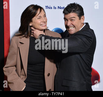 Warf Mitglied Kyle Chandler und seine Frau Katrin Krämer die Premiere der motion picture dunkle Komödie "Game Night" an der TCL-Theater in Hollywood" in Los Angeles teilnehmen am 21. Februar 2018. Story: eine Gruppe von Freunden, die regelmäßig für Abenden treffen sich finden, versuchen, einen Mordfall zu lösen. Foto von Jim Ruymen/UPI Stockfoto