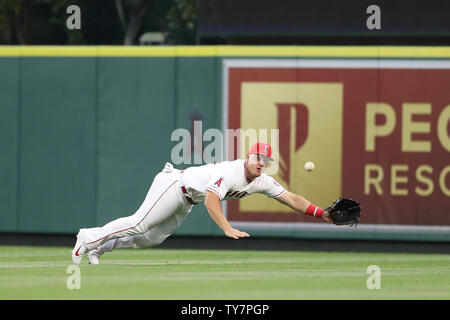 Anaheim, Kalifornien, USA. Juni 25, 2019 - Los Angeles Angels Mittelfeldspieler Mike Forelle (27) macht eine Tauchen versuchen, ein Fly Ball zur Mitte Feld während des Spiels zwischen den Cincinnati Reds und der Präfektur Aichi im Angel Stadium in Anaheim, CA, (Foto von Peter Joneleit, Cal Sport Media) Credit: Cal Sport Media/Alamy Live Nachrichten Stockfoto